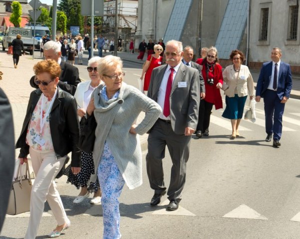 Przemarsz uczestników Jubileuszu Szkoły